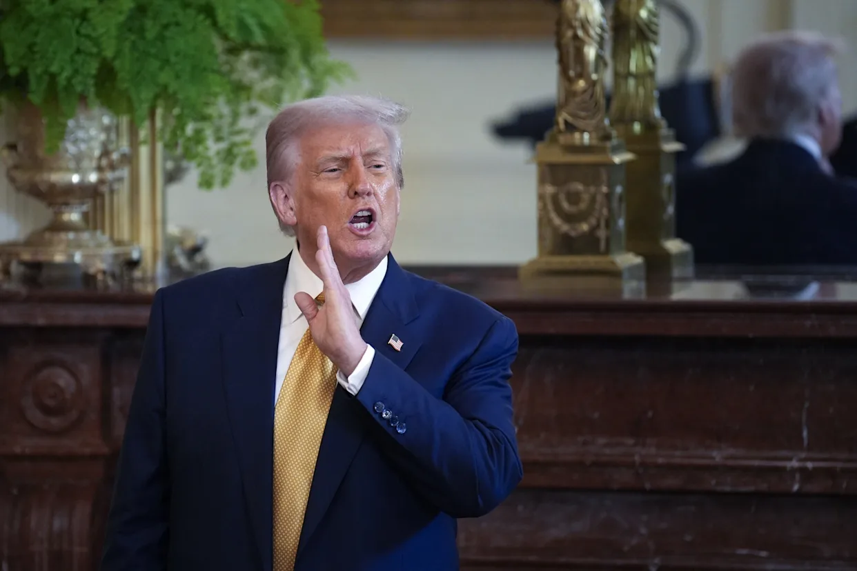 Maestros demandan a Trump