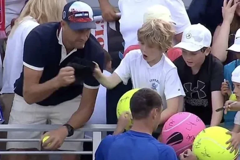 Millonario CEO le roba a niño la gorra del tenista Majchrzak