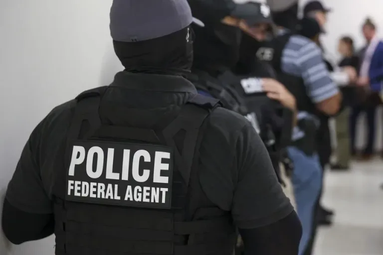 Pareja mexicana es detenida por ICE y su hija sale en su defensa