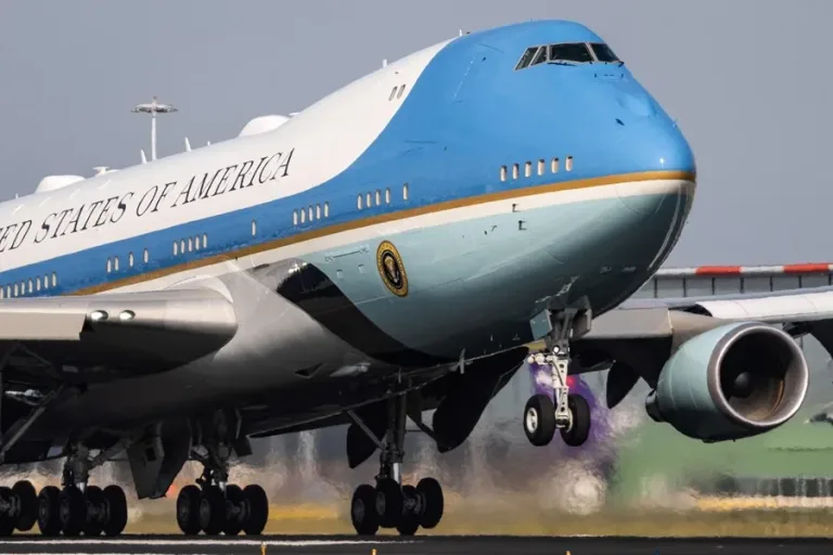Piloto casi choca con el Air Force One