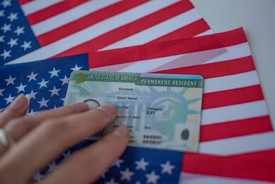 Quiénes pueden obtener la green card sin parole en EE.UU.