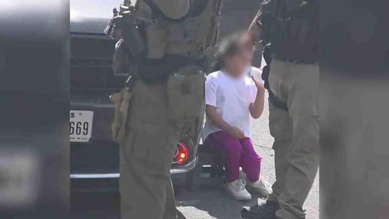 Retuvo a niña autista