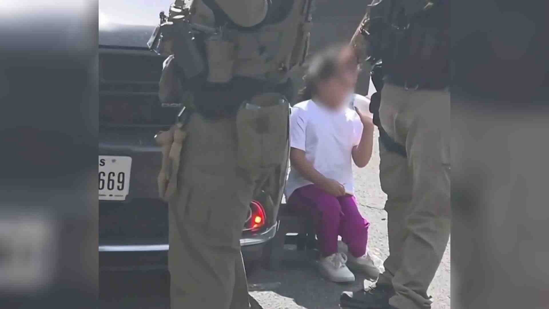 Retuvo a niña autista