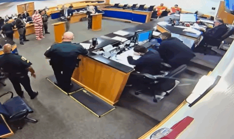 Se desata el caos cuando un hombre esposado se lanza contra un juez en tribunal de Florida