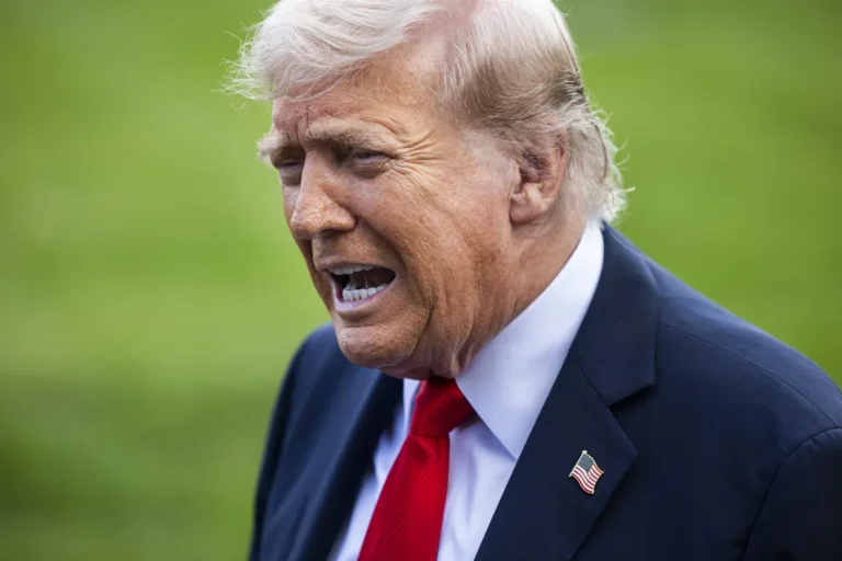 Trump elimina becas para latinos