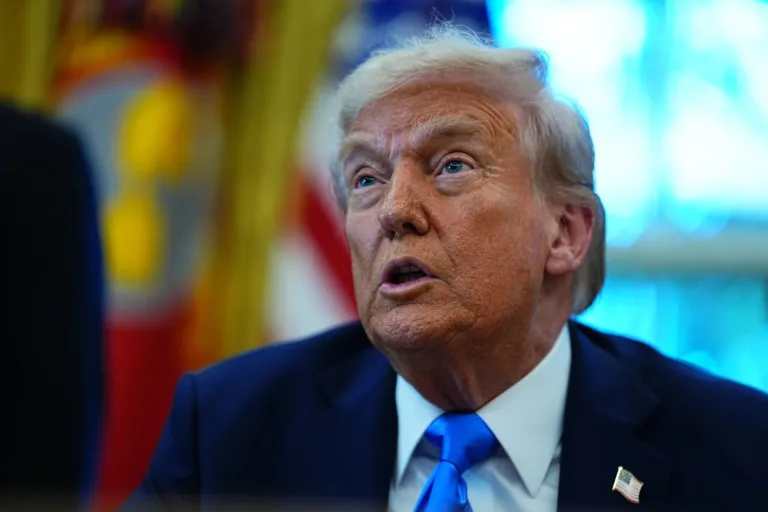 Trump impone arancel del 100