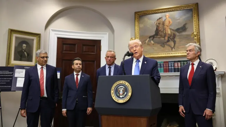 ¡Sin evidencia! ¿Por qué Trump relaciona el paracetamol con autismo?