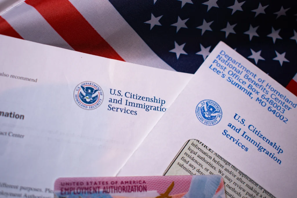 ¿Qué es la política de “antiamericanismo” de USCIS y a quién afecta?