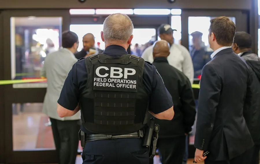 Venezolano denuncia que el DHS no le pagó por autodeportarse