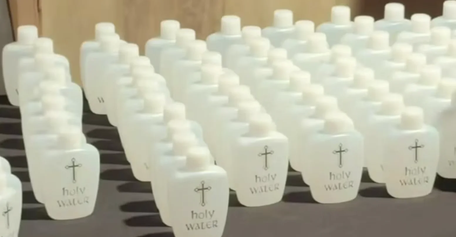 Sacerdote bendice a los asistentes antes del estreno de El Conjuro 4