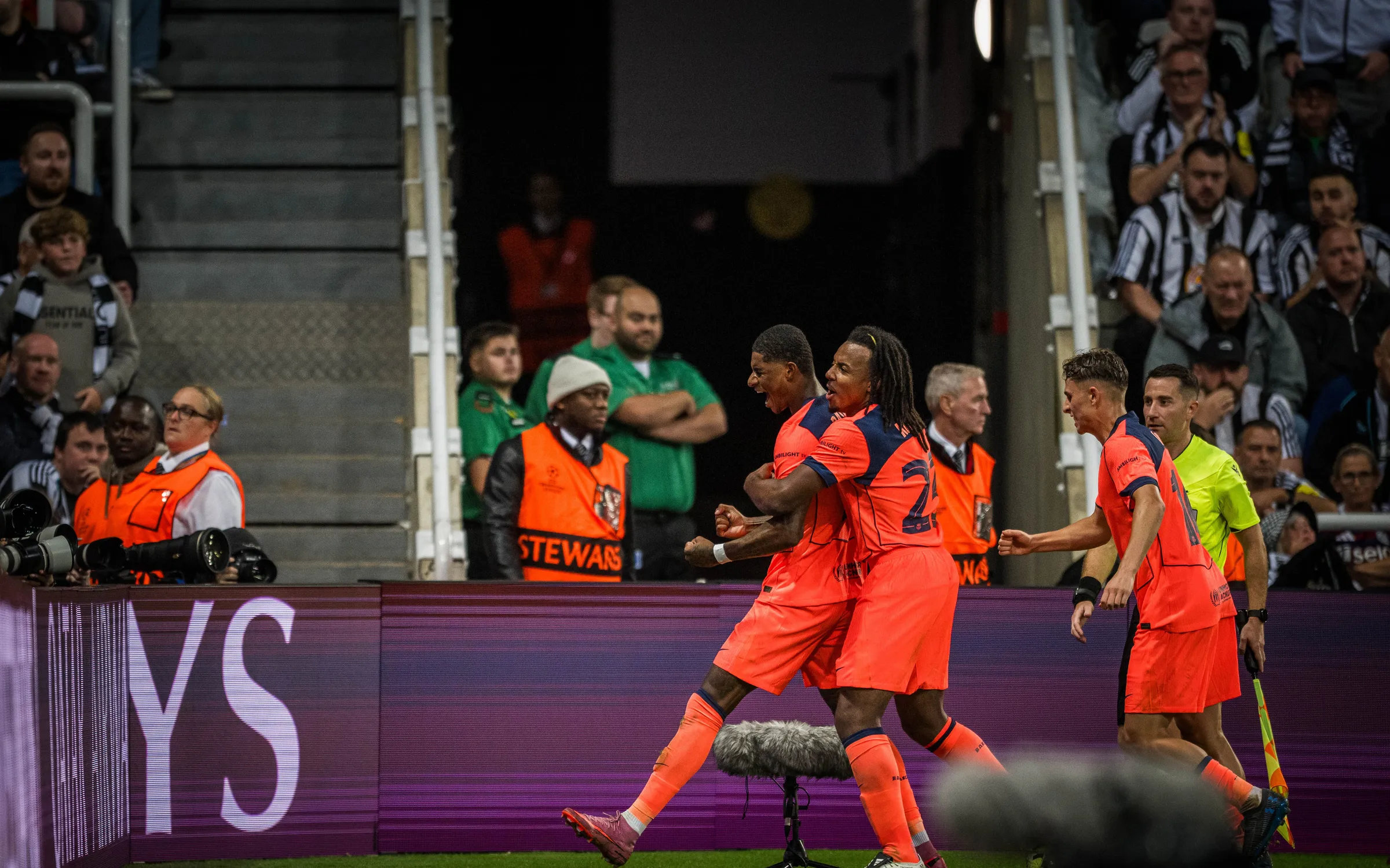 Barcelona debuta en la Champions con victoria y doblete de Marcus Rashford