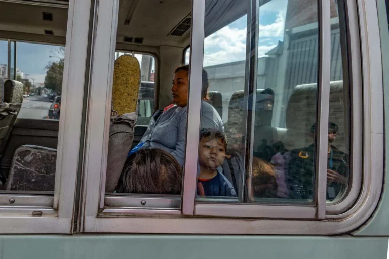 bloquean deportación de niños latinos