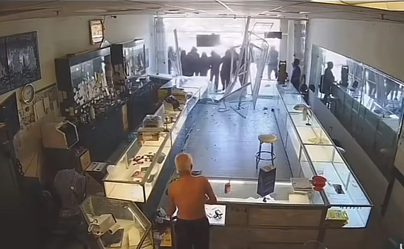 Adulto mayor sufre derrame cerebral tras violento asalto en California