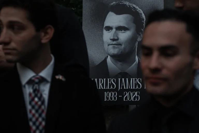 despiden a directora por criticar a Charlie Kirk