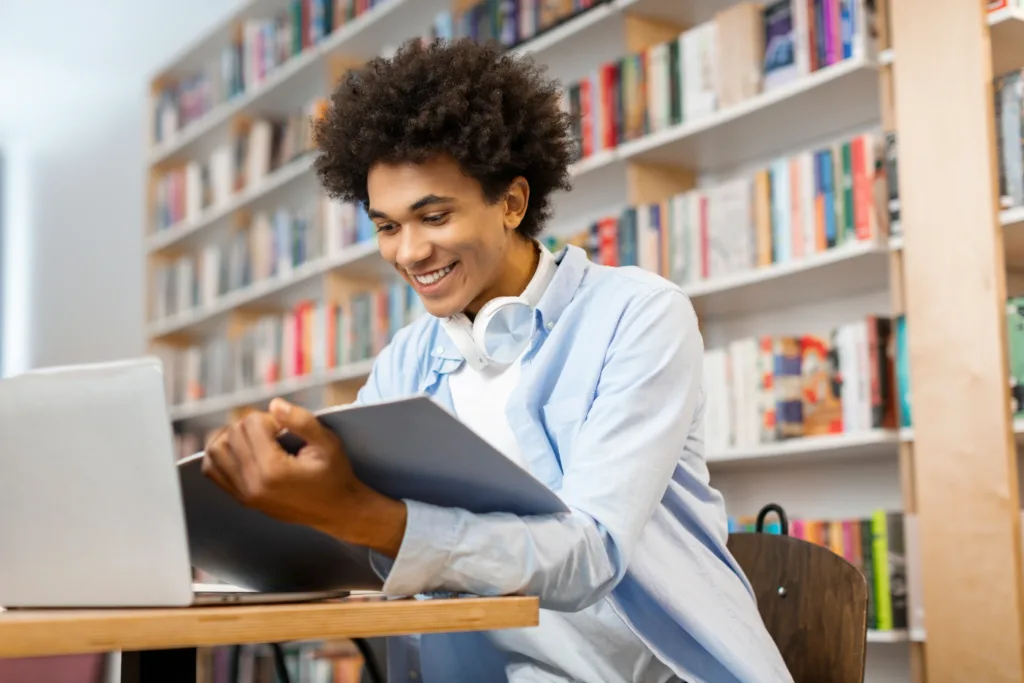 ¿Cómo los estudiantes latinos pueden conseguir ayuda financiera?