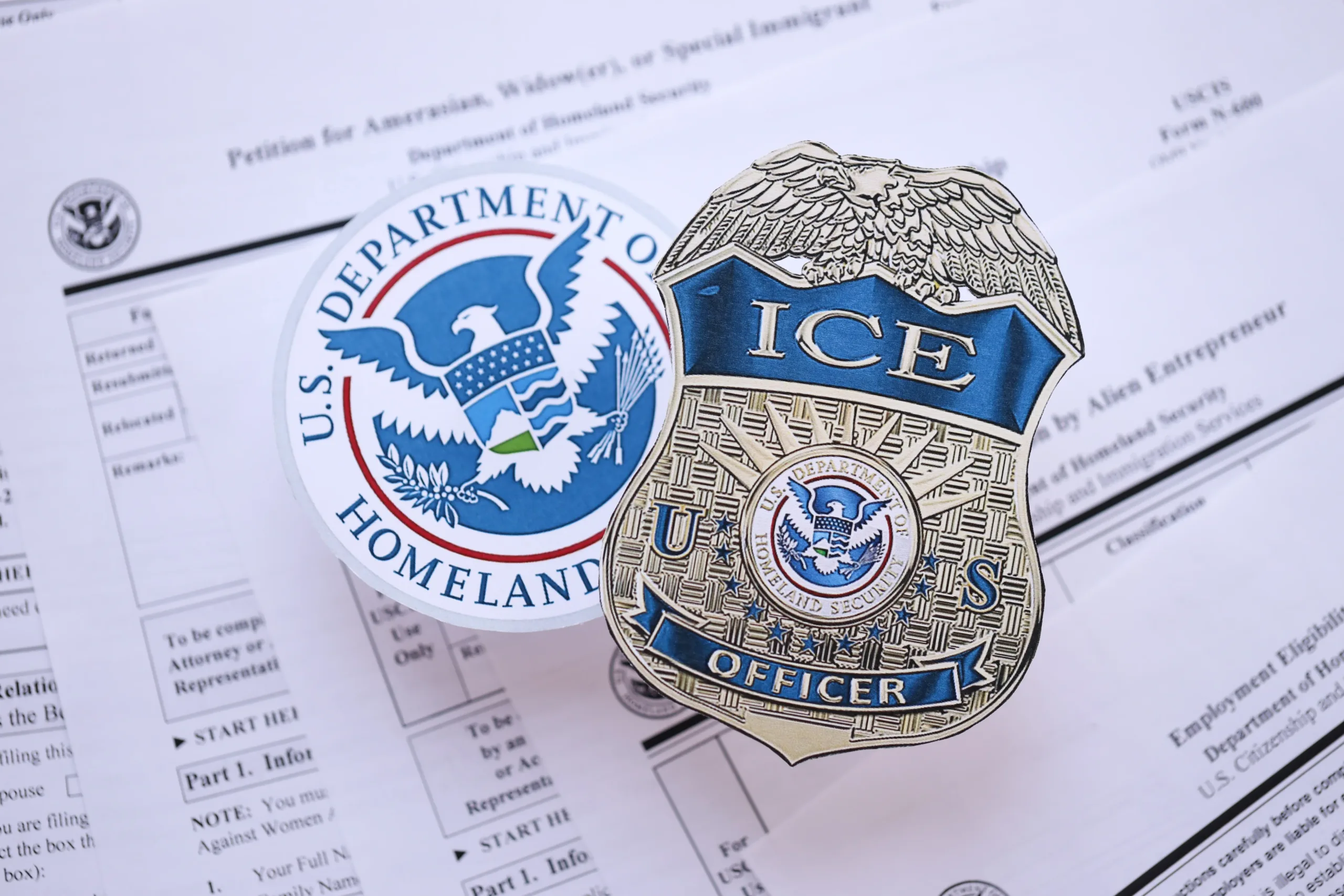 La mujer, identificada como Monica Moreta-Galarza, confrontó al agente después de que detuvieran a su esposo