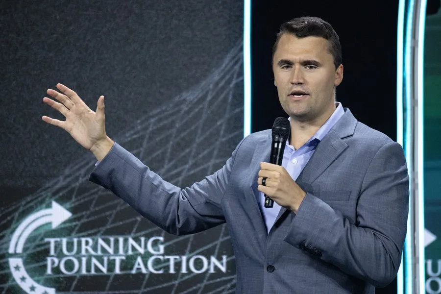 Reviven video de Charlie Kirk donde ataca a Shakira por apoyar a migrantes
