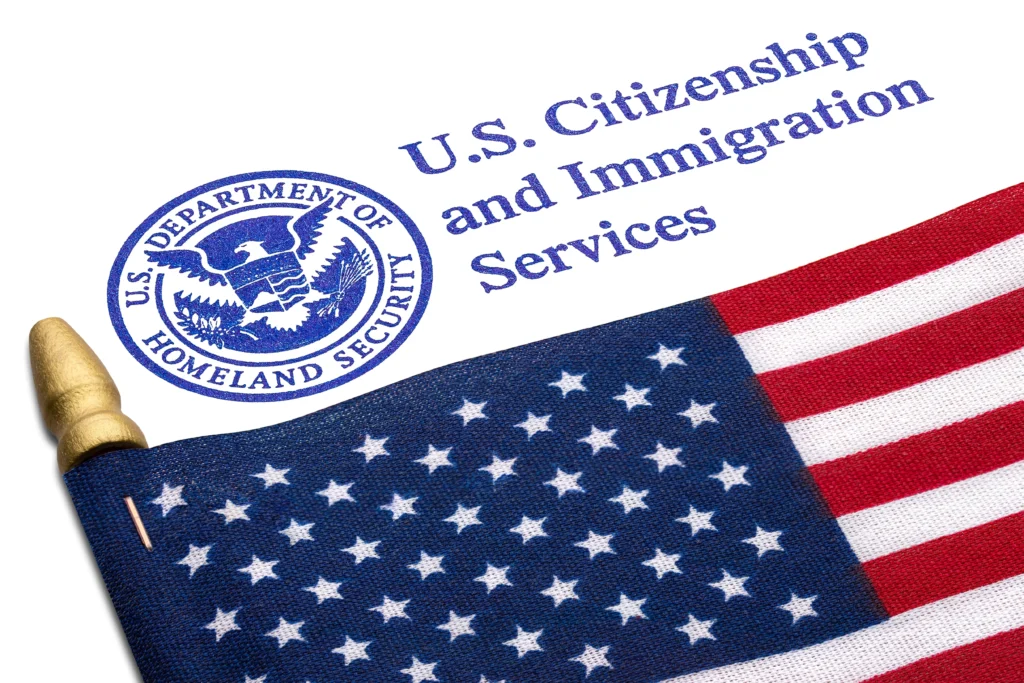 Alerta por estafas en EEUU: abogados falsos roban dinero a migrantes