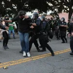 mujeres de acosar a ICE en Los Ángeles