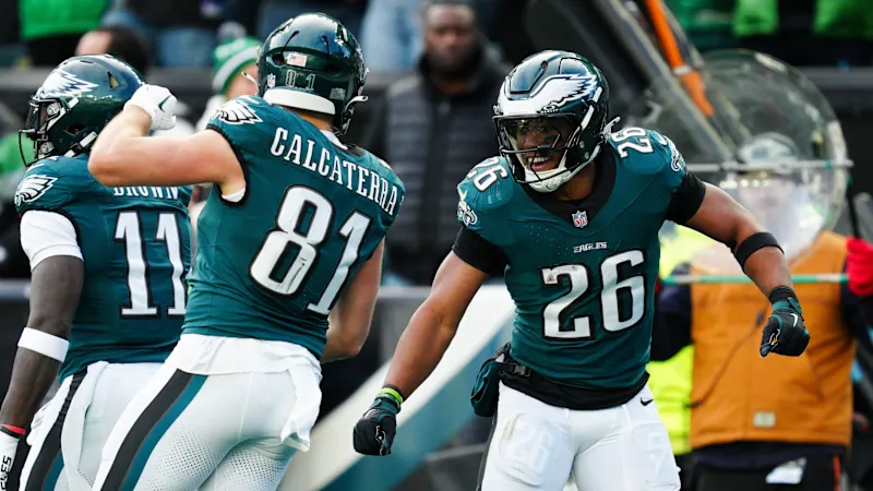 La NFL arranca con fuerza su temporada 2025/26, y la Semana 1 promete emociones intensas. El calendario, anunciado el 14 de mayo de 2025, inicia con un enfrentamiento épico entre los Dallas Cowboys y los campeones defensores, los Philadelphia Eagles. Este juego, programado para el 4 de septiembre en el Lincoln Financial Field, marca el comienzo de una temporada llena de rivalidades y momentos clave. Los fans están listos para ver a sus equipos favoritos en acción tras una larga espera. Aquí te contamos todos los detalles de los partidos que abrirán la campaña de la NFL. El juego inaugural enfrenta a los Eagles, liderados por Jalen Hurts, contra los Cowboys de Dak Prescott, quien regresa tras una lesión. Este choque de la NFC Este será transmitido por NBC a las 8:20 p.m. ET. Además, la Semana 1 incluye un partido internacional en São Paulo, Brasil, y una variedad de duelos que combinan talento joven y veteranos. Ningún equipo tiene descanso esta semana, así que todos los 32 clubes estarán en el campo. NFL Semana 1: El Arranque Estelar en Philadelphia El jueves 4 de septiembre, Philadelphia recibe a Dallas en un duelo que promete ser explosivo. Los Eagles buscan defender su título de Super Bowl LIX, mientras los Cowboys estrenan a su nuevo entrenador, Brian Schottenheimer. Este partido no solo abre la temporada, sino que también reaviva una de las rivalidades más intensas de la NFL. Los aficionados esperan un espectáculo lleno de estrategia y pasión. La transmisión en Peacock y NFL+ permitirá a los fans de todo el mundo seguir cada jugada. El viernes 5 de septiembre, la NFL lleva el fútbol americano a Brasil. Los Kansas City Chiefs, liderados por Patrick Mahomes, enfrentan a los Los Angeles Chargers en el Corinthians Arena a las 8:00 p.m. ET. Este juego, exclusivo en YouTube, destaca el esfuerzo de la liga por expandir su alcance global. Los Chiefs, siempre favoritos, buscarán imponer su ritmo ante unos Chargers en ascenso. NFL Semana 1: Domingo Lleno de Acción El domingo 7 de septiembre trae una agenda repleta con 13 partidos. A la 1:00 p.m. ET, destacan duelos como Las Vegas Raiders contra New England Patriots, donde el novato Drake Maye busca brillar. También, los Pittsburgh Steelers visitan a los New York Jets, con la incertidumbre sobre el futuro de Aaron Rodgers. Otros juegos incluyen a los Miami Dolphins contra Indianapolis Colts, un choque entre equipos que buscan redimirse tras un 2024 complicado. Estos partidos serán transmitidos por CBS y FOX, con streaming en Paramount+. A las 4:25 p.m. ET, la atención se centra en Baltimore Ravens contra Buffalo Bills, un duelo de pesos pesados de la AFC. Los Bills, con Josh Allen, son favoritos por 1.5 puntos según DraftKings Sportsbook. Este enfrentamiento podría ser un adelanto de los playoffs. Más tarde, a las 8:20 p.m. ET, los Detroit Lions visitan a los Green Bay Packers en un clásico de la NFC Norte, transmitido por NBC. NFL Semana 1: Cierre con Monday Night Football La Semana 1 culmina el lunes 8 de septiembre con un enfrentamiento en Chicago. Los Minnesota Vikings se miden a los Chicago Bears a las 8:15 p.m. ET en ESPN y ABC. Los Vikings, liderados por Sam Darnold, son favoritos por 1.5 puntos. Este juego promete ser un espectáculo para los fans del fútbol nocturno, con los Bears buscando sorprender en casa. Otros partidos del domingo incluyen a los Arizona Cardinals contra New Orleans Saints y los New York Giants contra Washington Commanders, ambos a la 1:00 p.m. ET. También, los Carolina Panthers enfrentan a los Jacksonville Jaguars, y los Cincinnati Bengals chocan con los Cleveland Browns. Cada encuentro tiene su propia narrativa, desde rookies buscando destacar hasta veteranos consolidando su legado. La NFL asegura una Semana 1 sin respiro, con juegos que mantendrán a los aficionados al borde de sus asientos. Con el calendario ya definido, los fans de la NFL están listos para una temporada inolvidable. La Semana 1 establece el tono para lo que será una campaña llena de sorpresas y emociones. Desde el duelo inaugural hasta el cierre del lunes, cada partido cuenta una historia única.