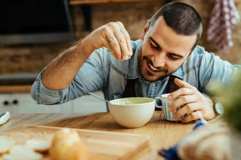 ¿Cómo reducir la sal en recetas latinas sin perder el sabor?