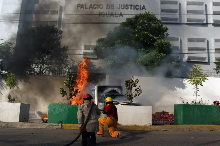 Atacan Palacio de Justicia de México a 11 años de la desaparición de estudiantes