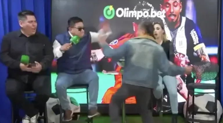 ¡Lamentable! Dos periodistas se van a los golpes en vivo