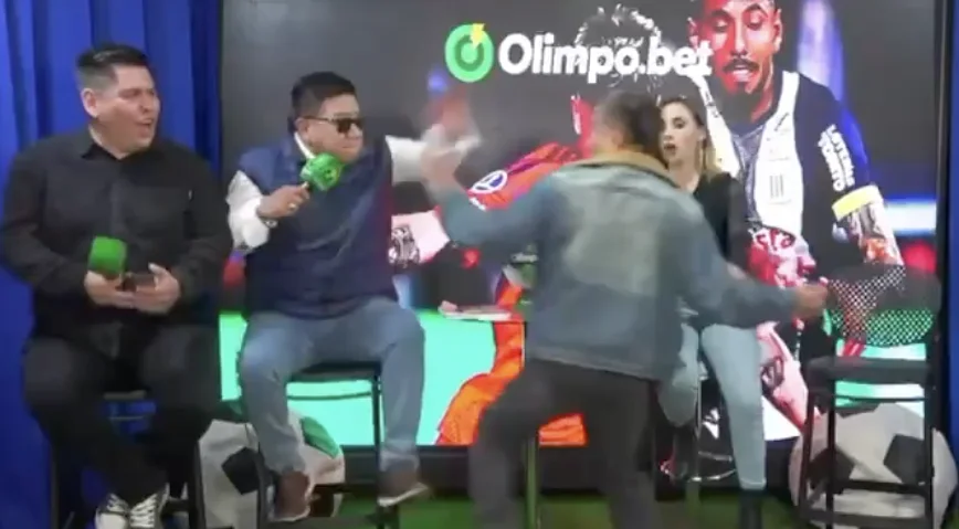 ¡Lamentable! Dos periodistas se van a los golpes en vivo
