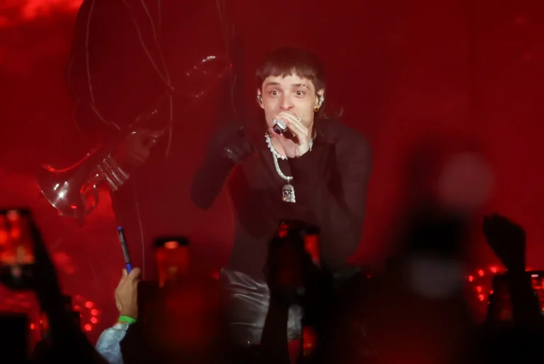 ¿Peso Pluma fue internado? Fotos avivan rumores sobre su "rehabilitación"