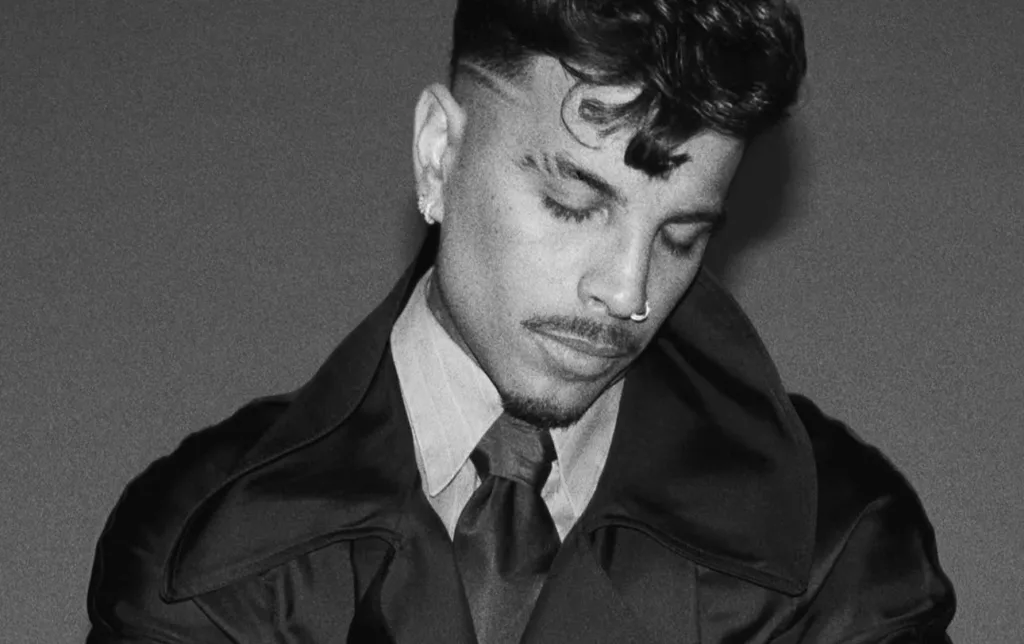 Rauw Alejandro impacta con foto desnudo en el estreno de Cosa Nuestra