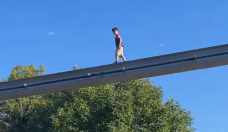 rieles de una montaña rusa en Pensilvania