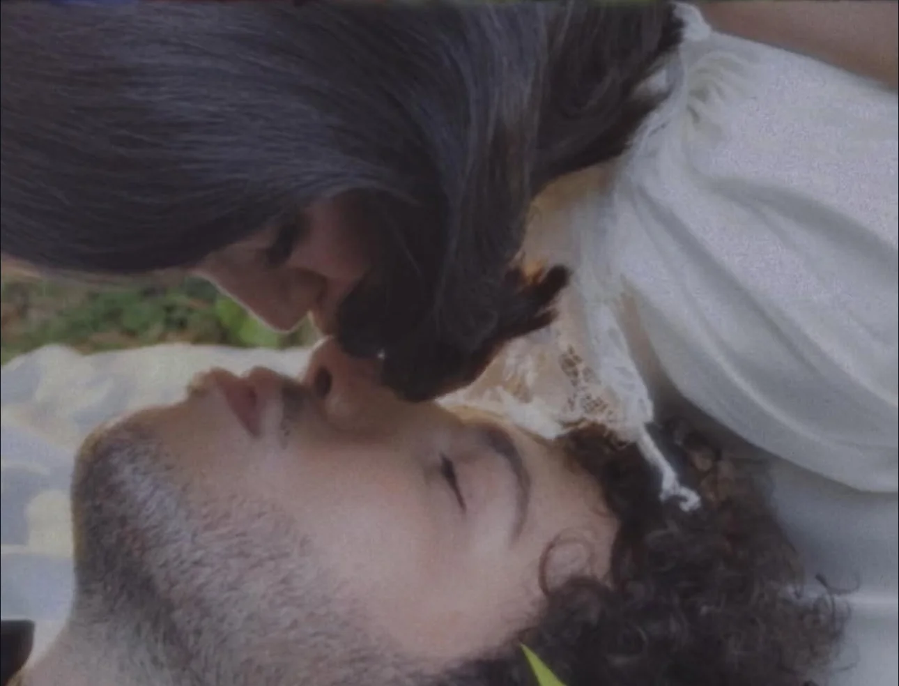 Un lugar de ensueño: así fue la boda íntima de Selena Gómeaz y Benny Blanco