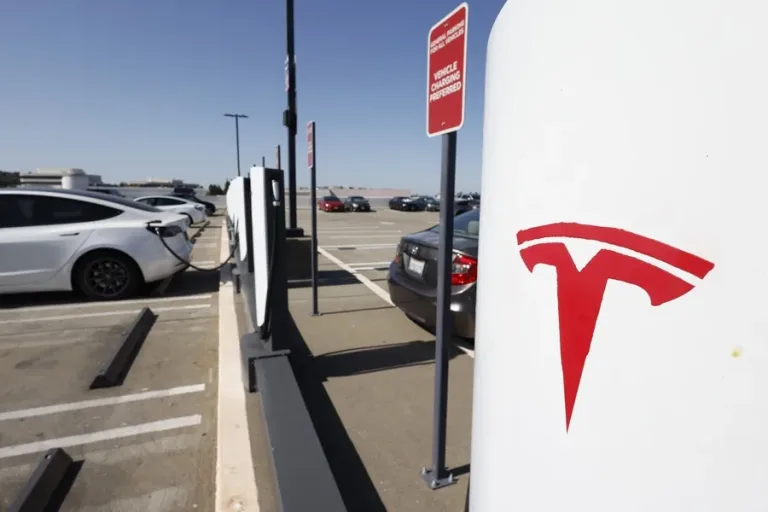 Horror en Los Ángeles: hallan cadáver en Tesla confiscado al cantante D4vd