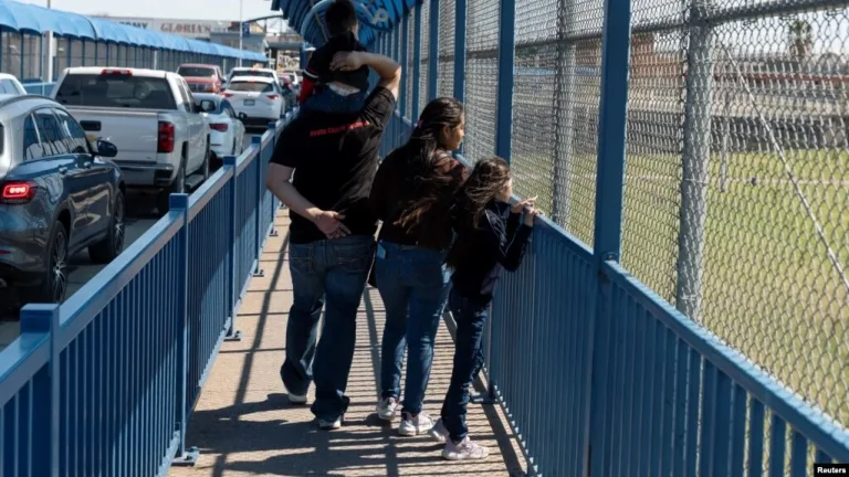 Nueva tarifa de asilo en EE.UU.: Familias sufren por costos