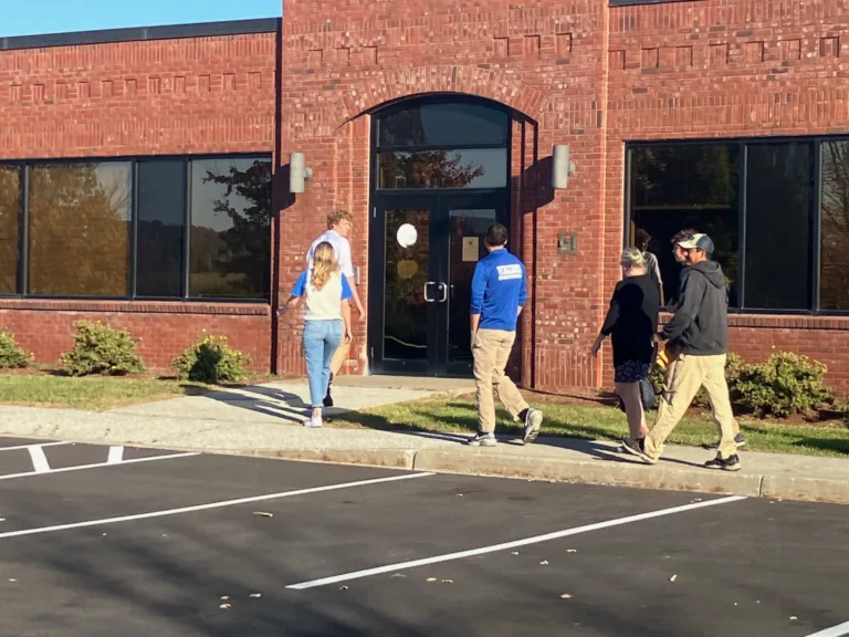 200 vecinos acompañan a migrante ante ICE