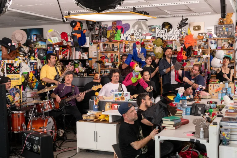 ¿El mejor Tiny Desk? 31 minutos se burla de ICE en concierto