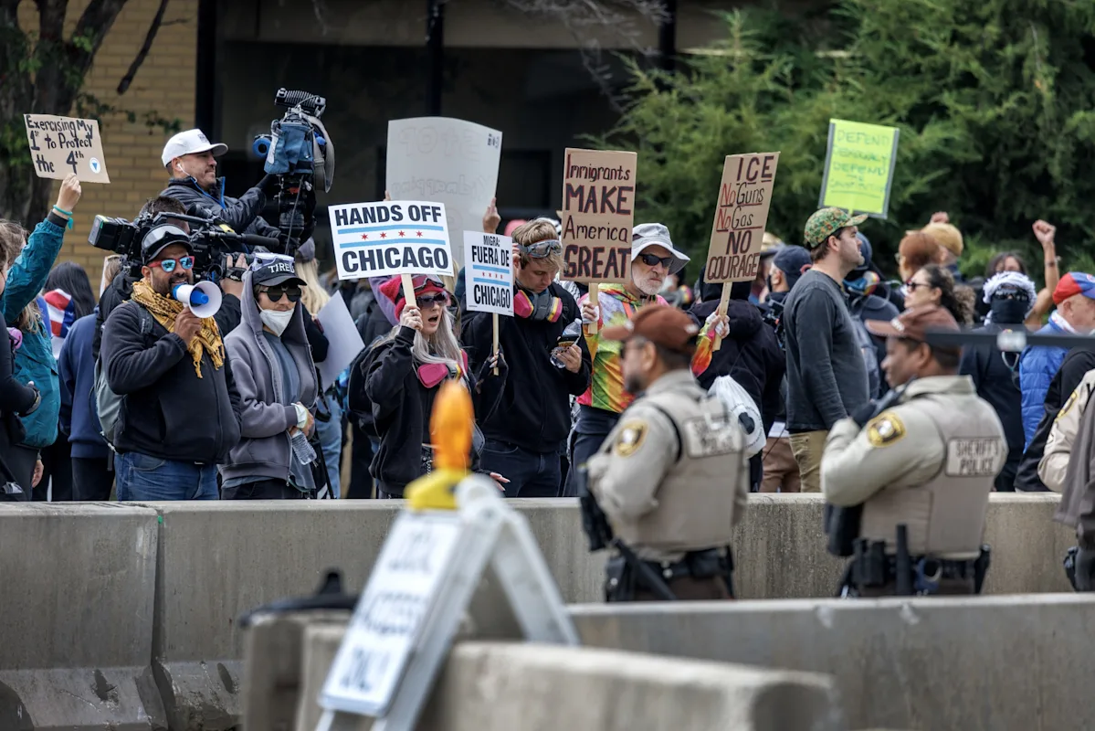 Tensiones frente a ICE en Chicago: cientos protestan
