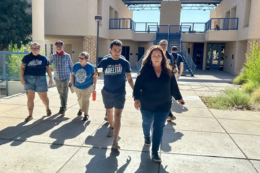 Fotografía de la candidata demócrata al Congreso Adelita Grijalva, caminando junto a voluntarios de su campaña, en Tucson, Arizona (EE.UU.). EFE/ María León