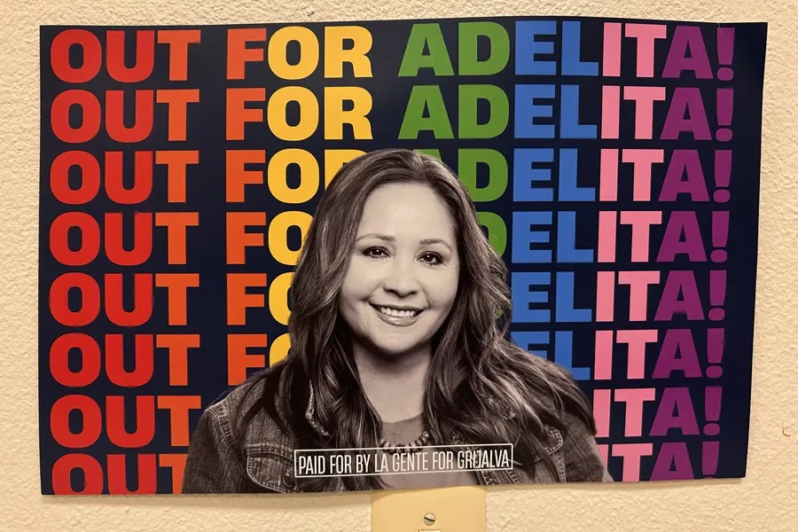 Fotografía de un cartel que pide apoyar a la candidata demócrata al Congreso por Arizona, Adelita Grijalva, en Tucson, Arizona (EE.UU.). EFE/ María León