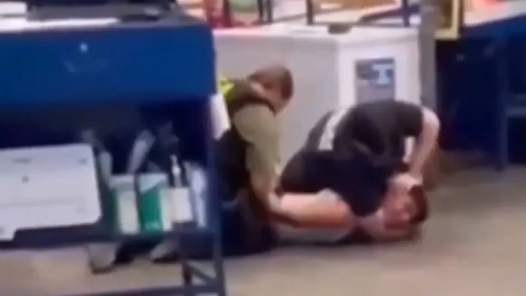 Agentes de ICE golpean y estrangulan a un adolescente de Houston