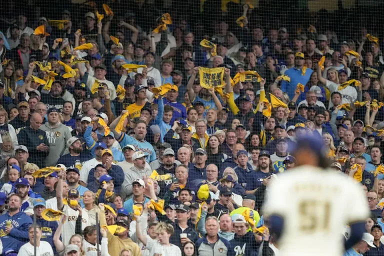 Fan de los Brewers es vetada del estadio y pierde sus dos empleos tras amenazar con "llamar a ICE" a seguidor de los Dodgers