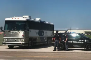 Arrestan en redada a 140 camioneros inmigrantes