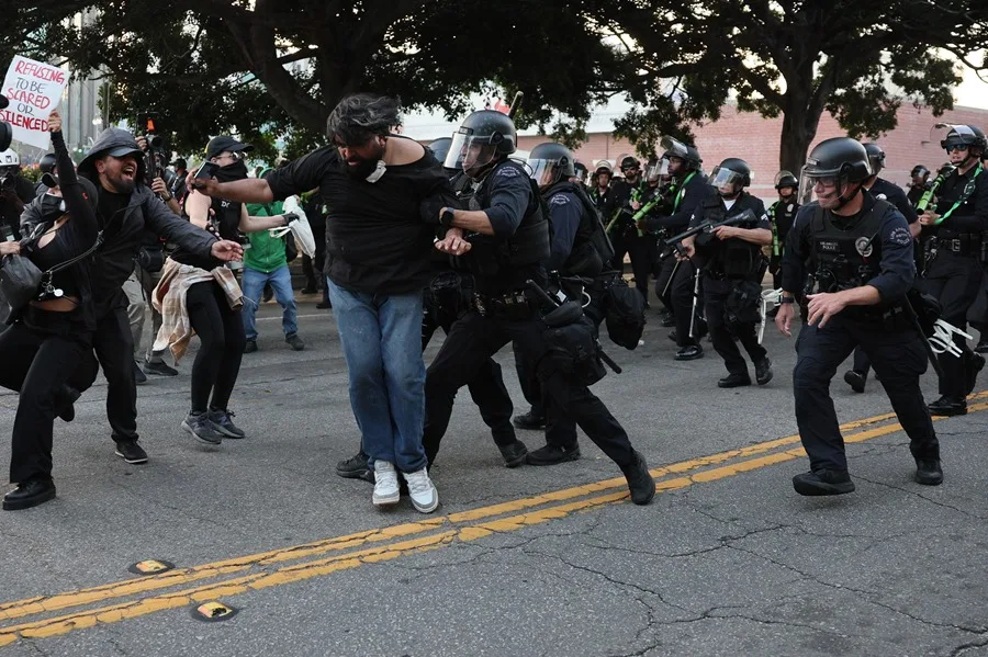California restringe a ICE en escuelas y hospitales