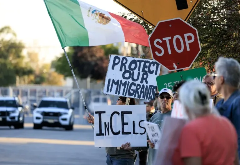 Manifestantes y policías se enfrentan en sede de ICE en Chicago