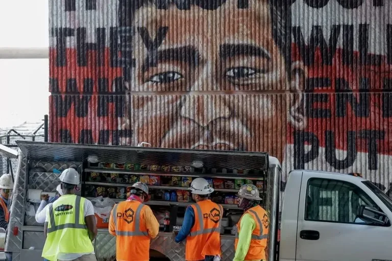 DHS afirma que 1,6 millones de migrantes se «autodeportaron»