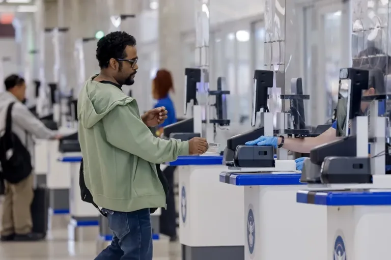 EE.UU. tomará fotos y biométricos a viajeros