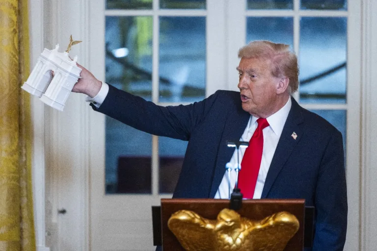 Trump presenta plan para construir un arco del triunfo en Washington por los 250 años de independencia