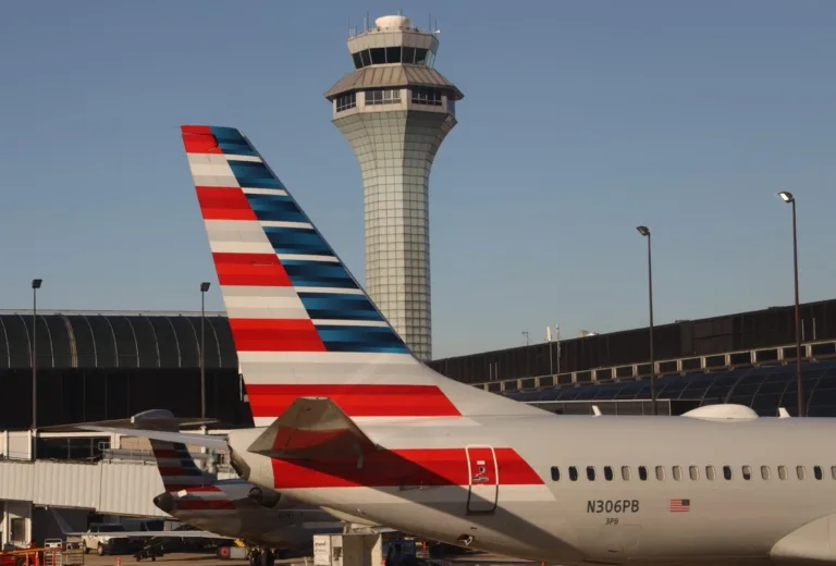 Avión en aeropuerto espera despegue en pleno caos aéreo por cierre del Gobierno