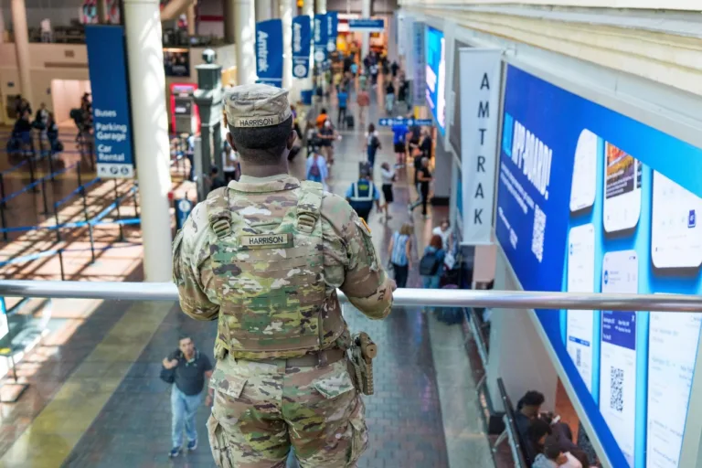 Un militar de la Guardia Nacional en Chicago, Illinois.