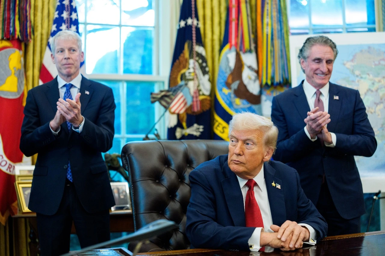 Donald Trump en conferencia en la Oficina Oval discute la Ley de Insurrección